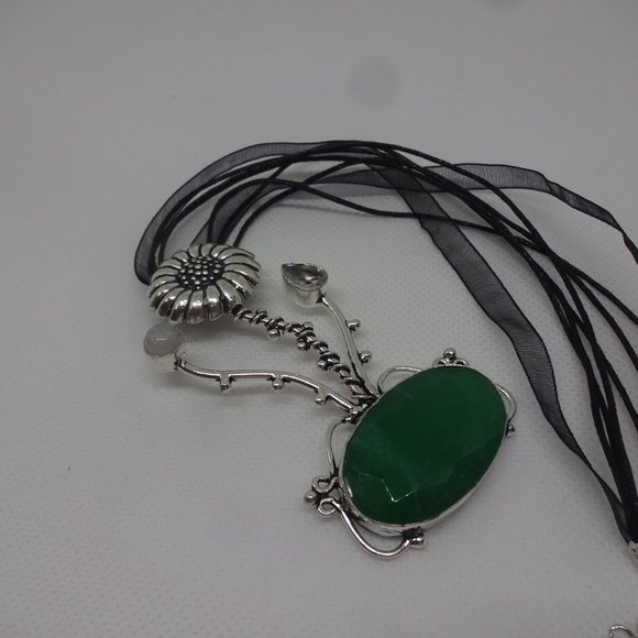 Stunning "STERLING DAISY PENDANT with JADE, MOONSTONE & WHITE QUARTZ" Necklace - Picture 2 of 3